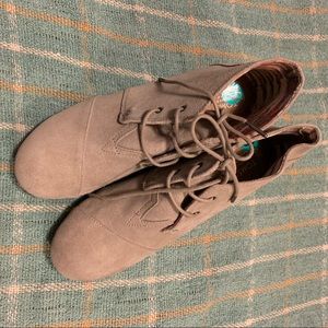 Tom’s Ankle Wedge Bootie size 12
